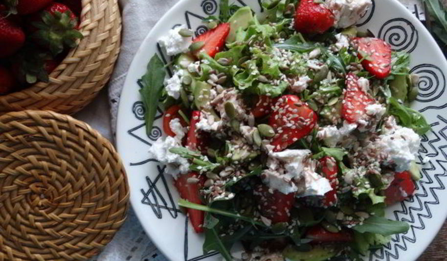 Рецепт салат с рукколой и клубникой