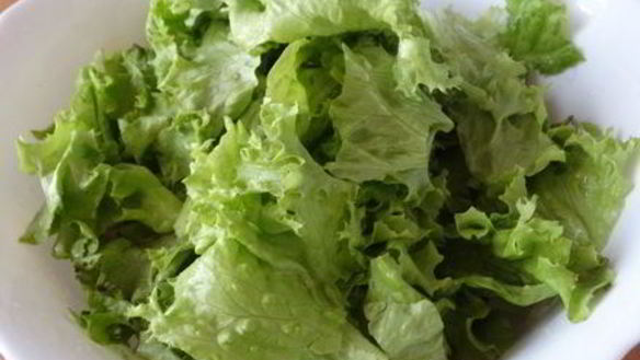 ШАГ 2. салат с рукколой и клубникой