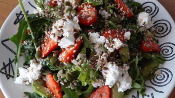 ШАГ 12. салат с рукколой и клубникой