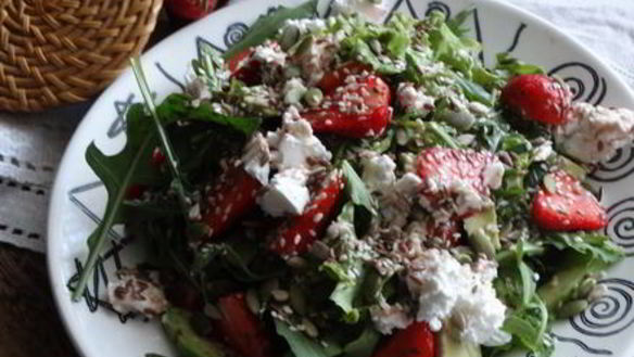 ШАГ 14. салат с рукколой и клубникой