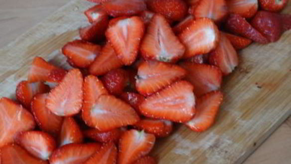 ШАГ 6. салат с рукколой и клубникой