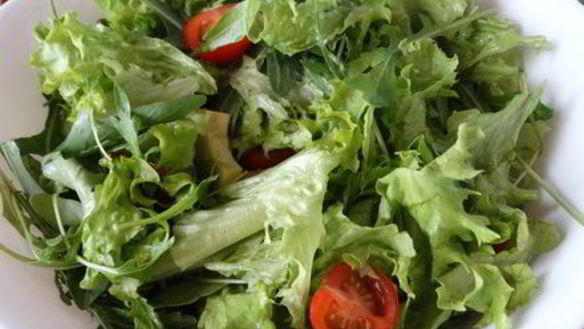 ШАГ 7. салат с рукколой и клубникой