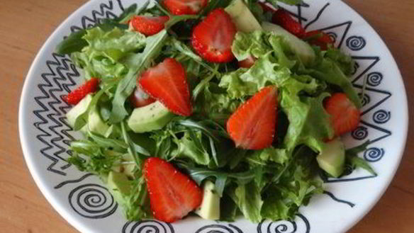 ШАГ 8. салат с рукколой и клубникой