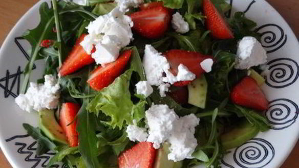 ШАГ 9. салат с рукколой и клубникой