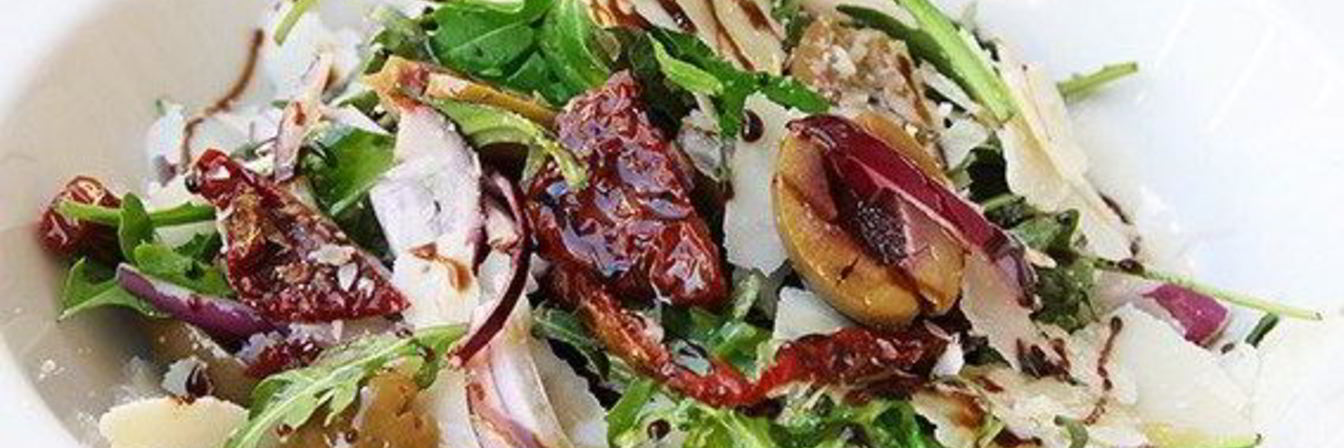 Салат с рукколой и вялеными томатами