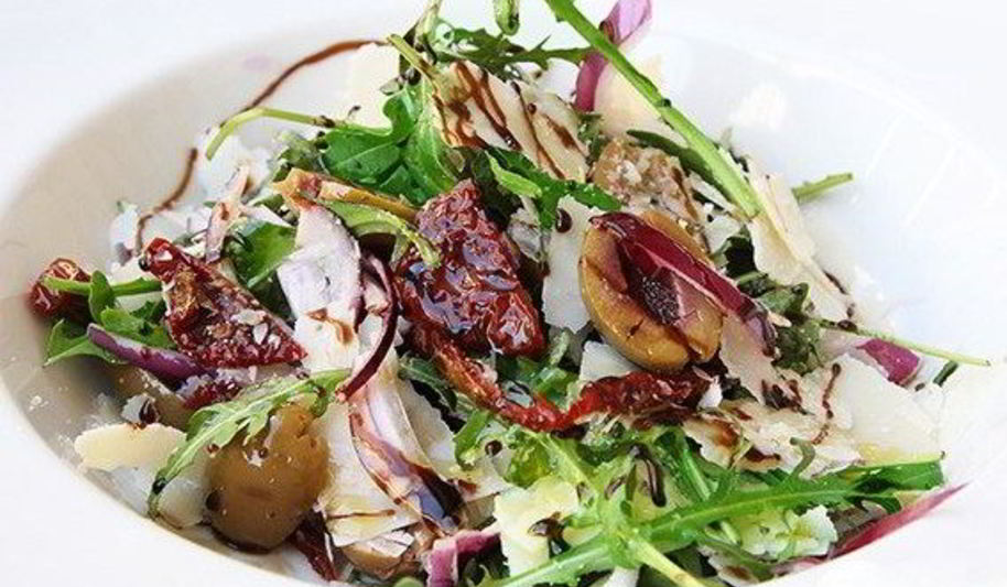 Рецепт салат с рукколой и вялеными томатами