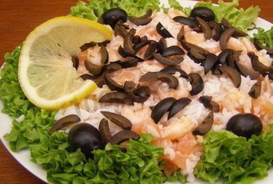 Салат с семгой и креветками