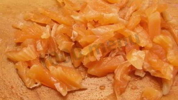 ШАГ 3. салат с семгой и креветками