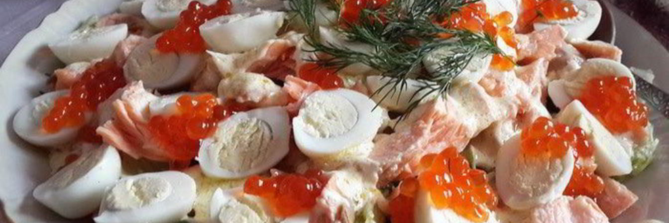 Салат с семгой, красной икрой и зеленым горошком