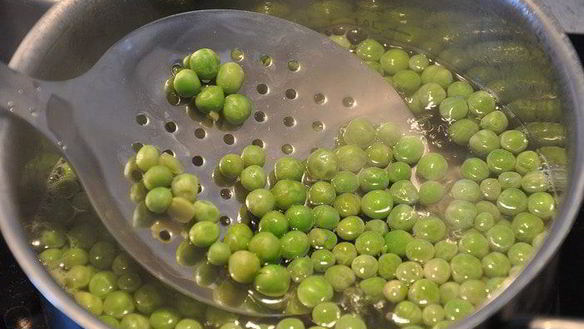 ШАГ 2. салат с семгой, красной икрой и зеленым горошком