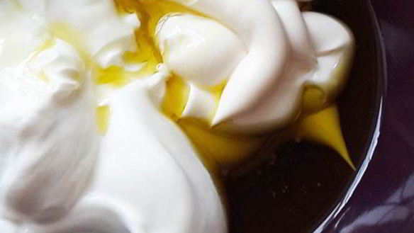 ШАГ 4. салат с семгой, красной икрой и зеленым горошком