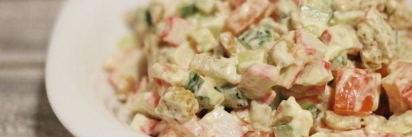 Салат с сухариками и крабовыми палочками