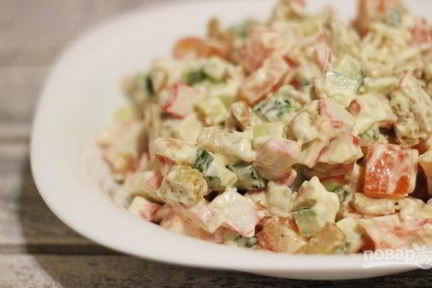 Салат с сухариками и крабовыми палочками