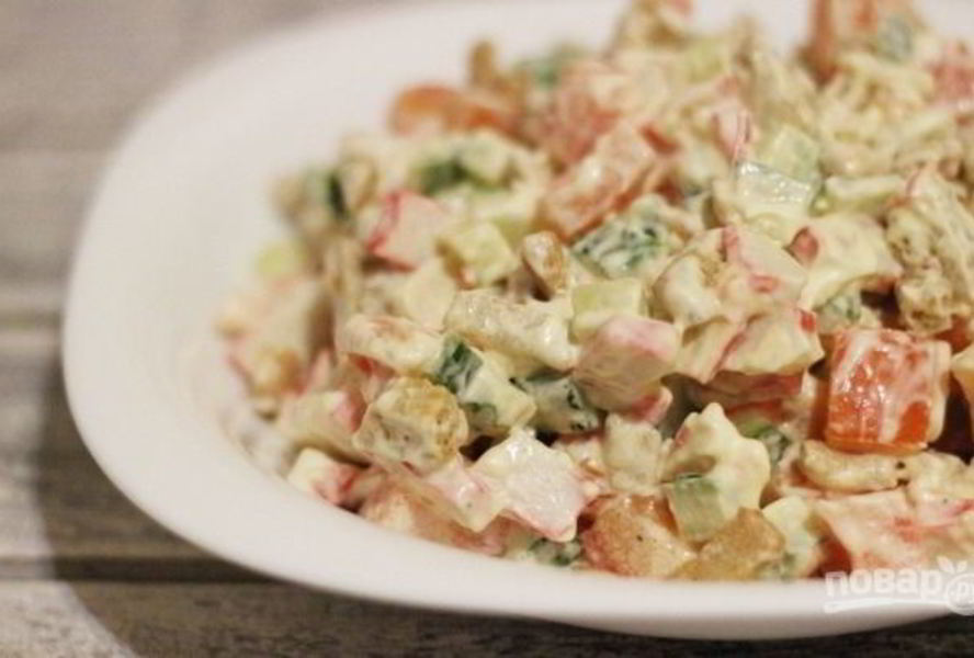 Салат с сухариками и крабовыми палочками