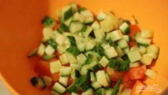 ШАГ 2. салат с сухариками и крабовыми палочками