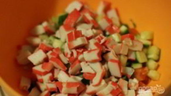 ШАГ 3. салат с сухариками и крабовыми палочками