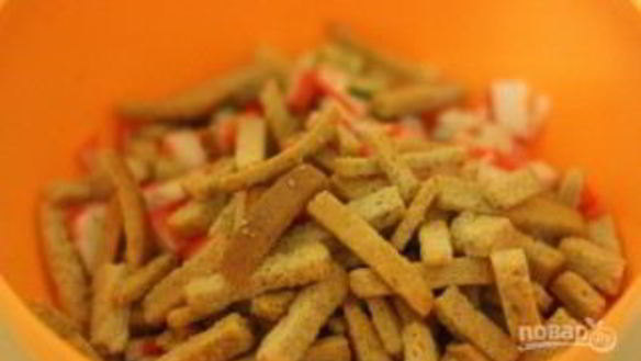 ШАГ 4. салат с сухариками и крабовыми палочками