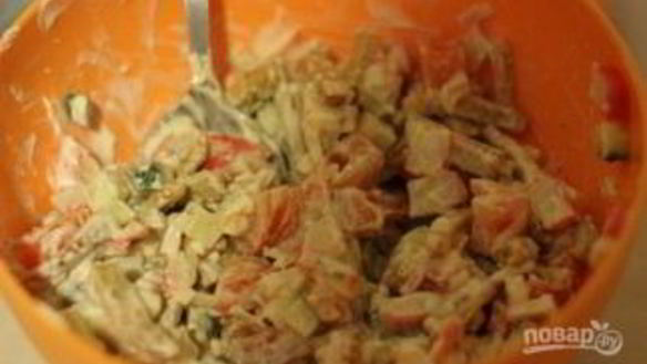 ШАГ 5. салат с сухариками и крабовыми палочками