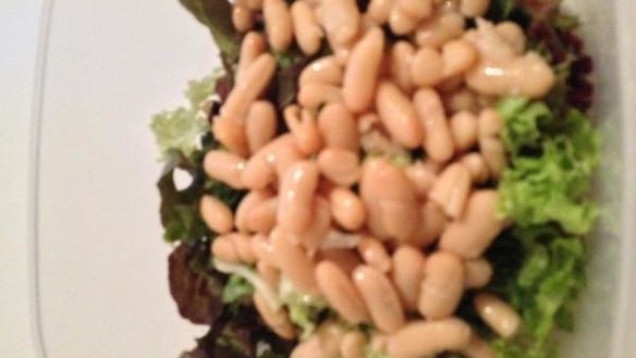 ШАГ 2. салат с тунцом и фасолью