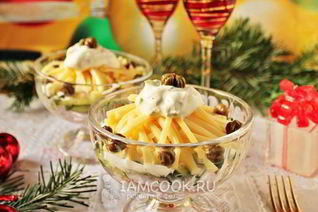 Салат с ветчиной, сыром и огурцами