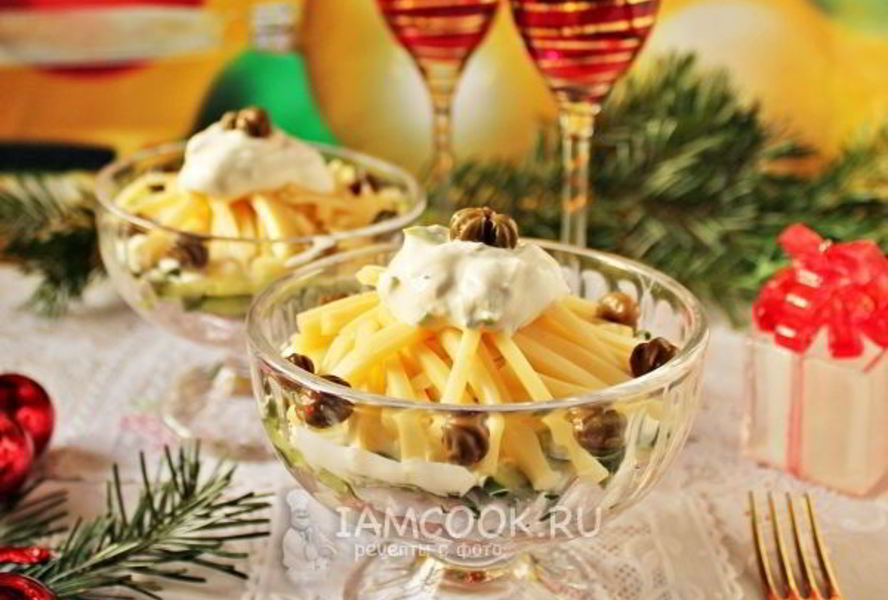 Салат с ветчиной, сыром и огурцами