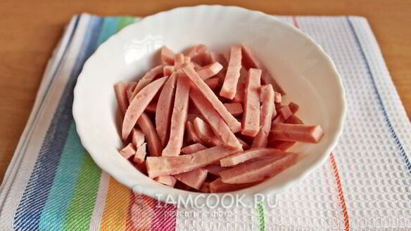 ШАГ 3. салат с ветчиной, сыром и огурцами