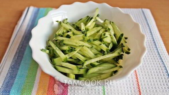 ШАГ 4. салат с ветчиной, сыром и огурцами