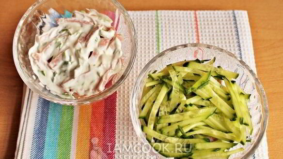 ШАГ 8. салат с ветчиной, сыром и огурцами