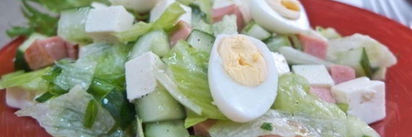 Салат с жареной колбасой и яйцом