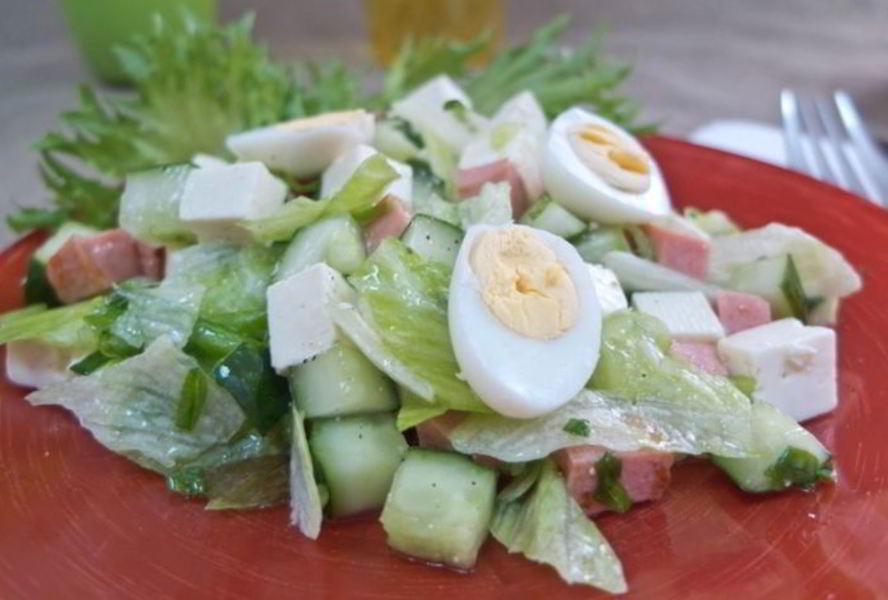 Салат с жареной колбасой и яйцом