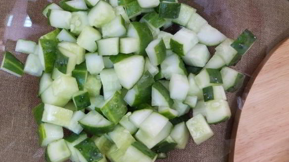 ШАГ 2. салат с жареной колбасой и яйцом