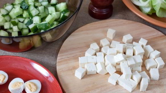 ШАГ 4. салат с жареной колбасой и яйцом