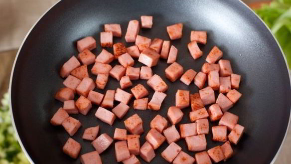 ШАГ 5. салат с жареной колбасой и яйцом