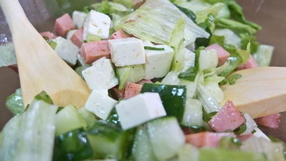 ШАГ 7. салат с жареной колбасой и яйцом