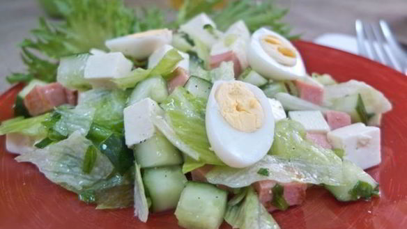 ШАГ 8. салат с жареной колбасой и яйцом