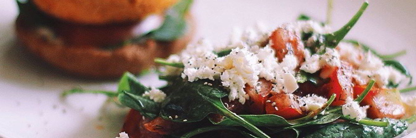 Салат со шпинатом, томатами и яйцом пашот