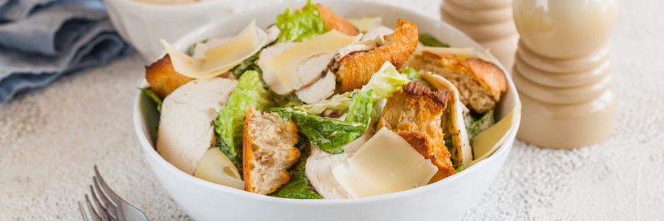 Салат Цезарь с курицей