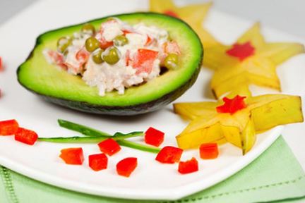 Салат в авокадо и карамбола