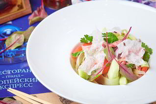 Салат в азиатском стиле с говядиной и помидорами