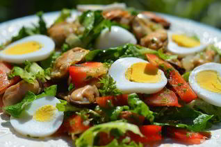 Средиземноморский салат с мидиями