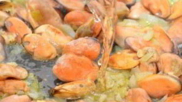 ШАГ 4. средиземноморский салат с мидиями