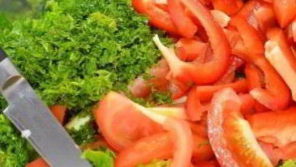 ШАГ 7. средиземноморский салат с мидиями