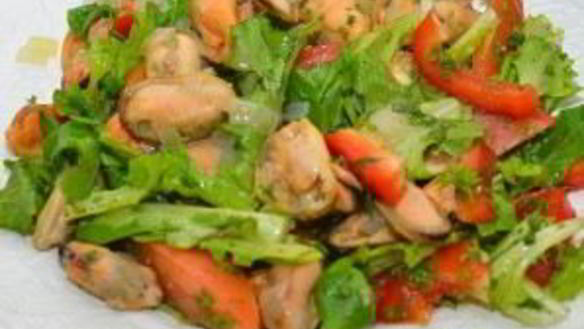 ШАГ 9. средиземноморский салат с мидиями