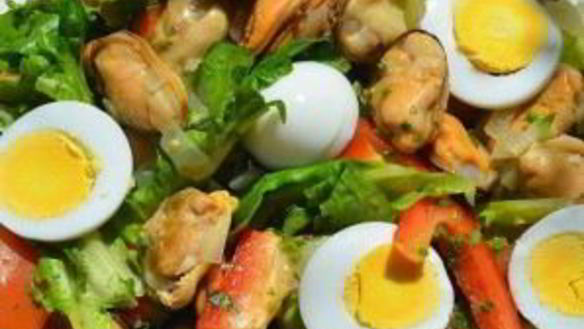 ШАГ 10. средиземноморский салат с мидиями