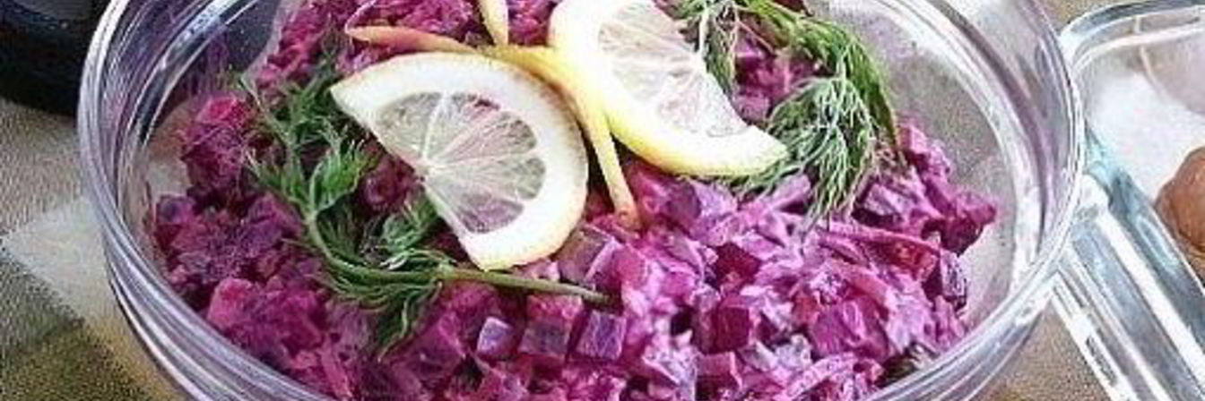 Свекольный салат с маринованными огурцами
