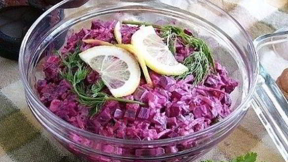 ШАГ 4. свекольный салат с маринованными огурцами