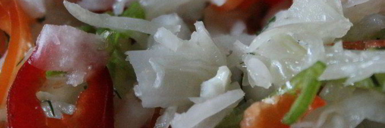 Зимний салат из квашеной капусты с болгарским перцем