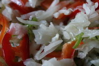 Зимний салат из квашеной капусты с болгарским перцем