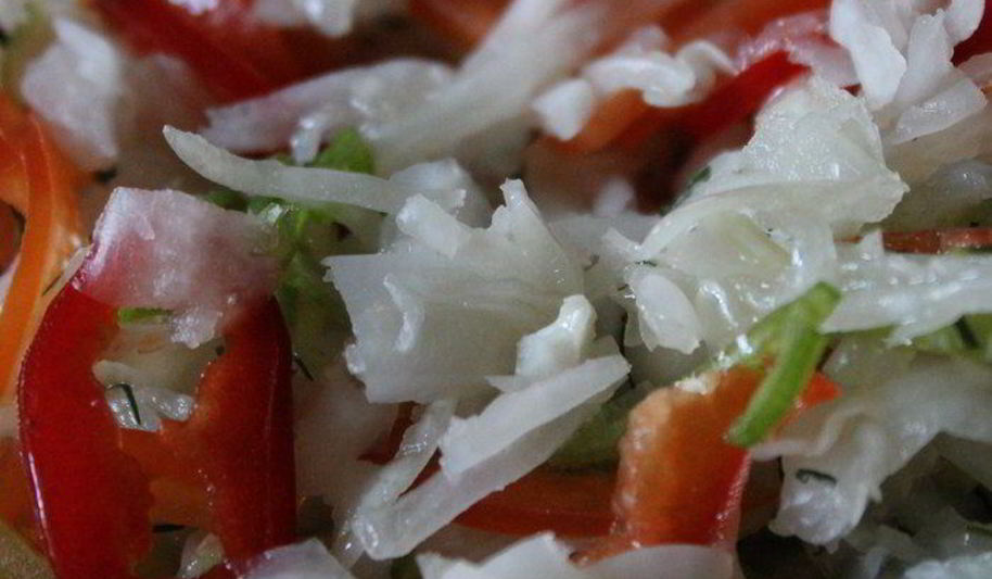 Рецепт зимний салат из квашеной капусты с болгарским перцем