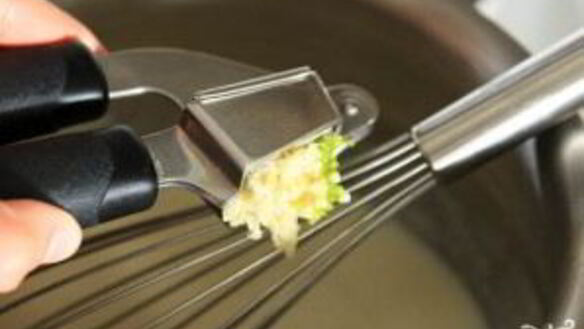 ШАГ 2. белый чесночный соус